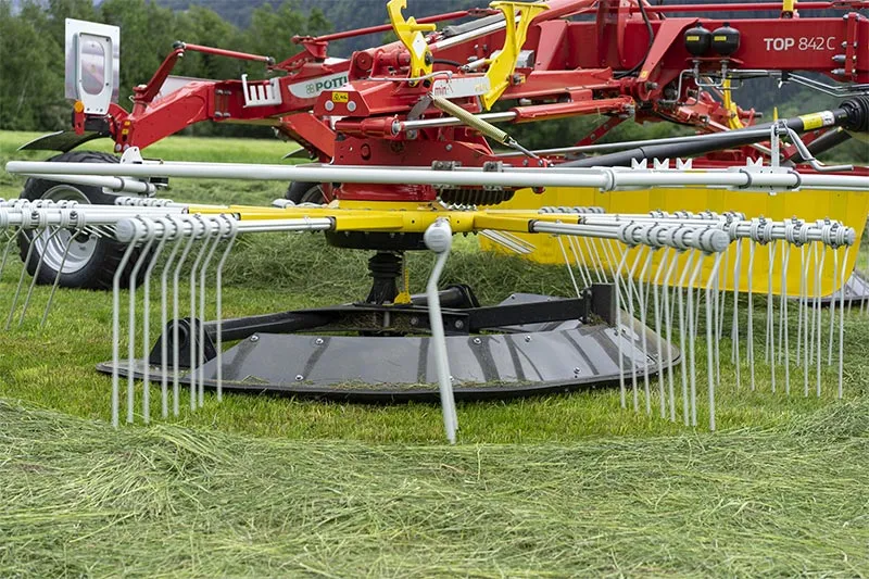 Pöttinger Mittenschwader TOP 842 C mit FLOWTASTE – Bild 2