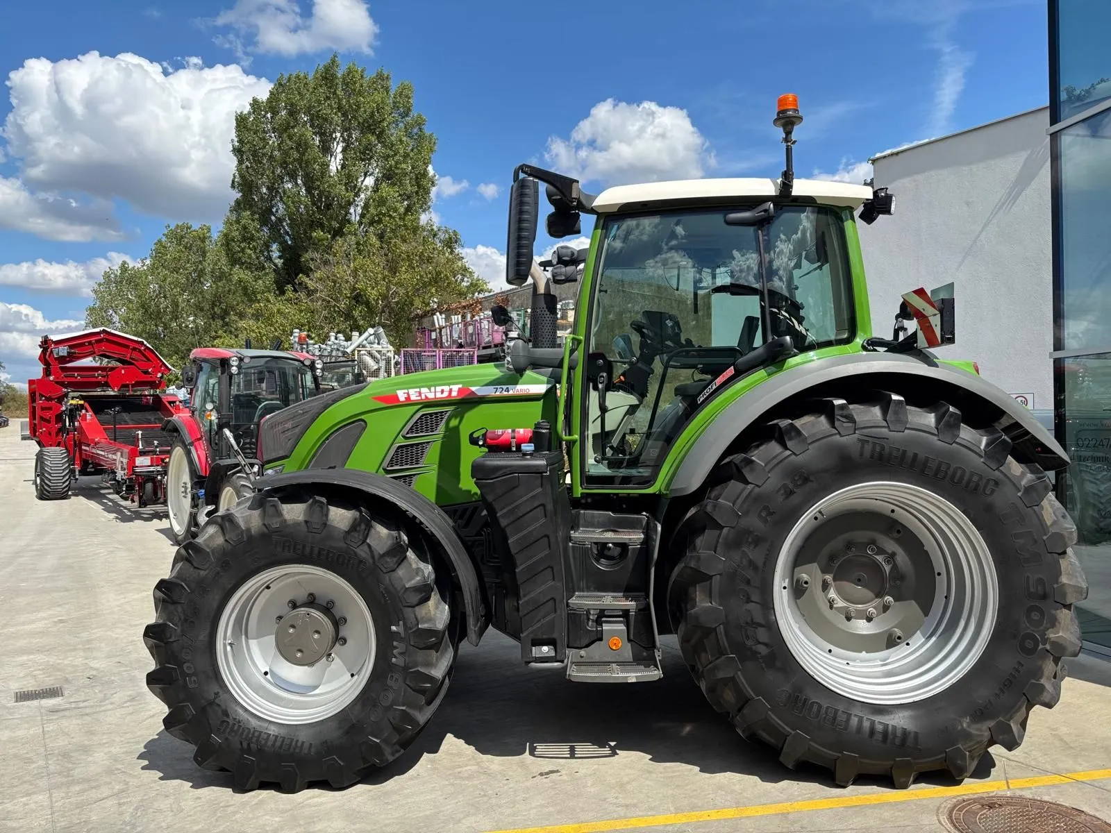 Fendt 724 Vario S4 mit ProfiPlus-Ausstattung – Bild 1