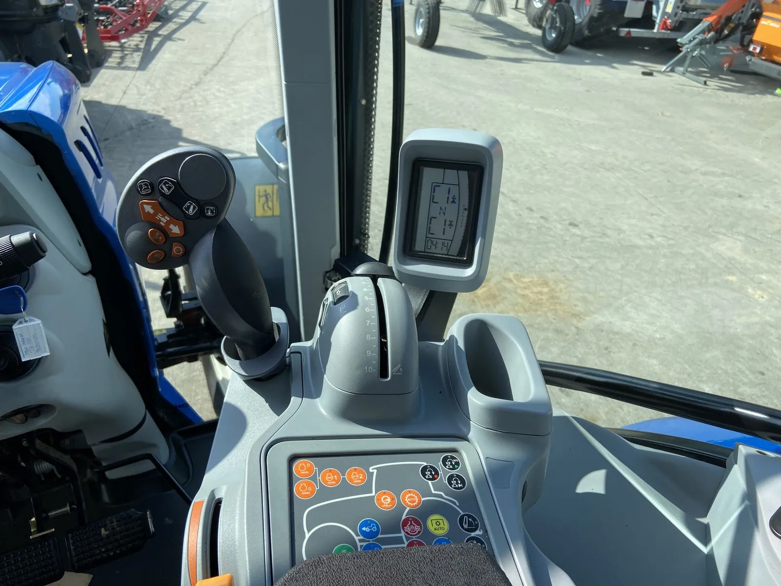 New Holland T5.120 Dynamic Command – Bild 2