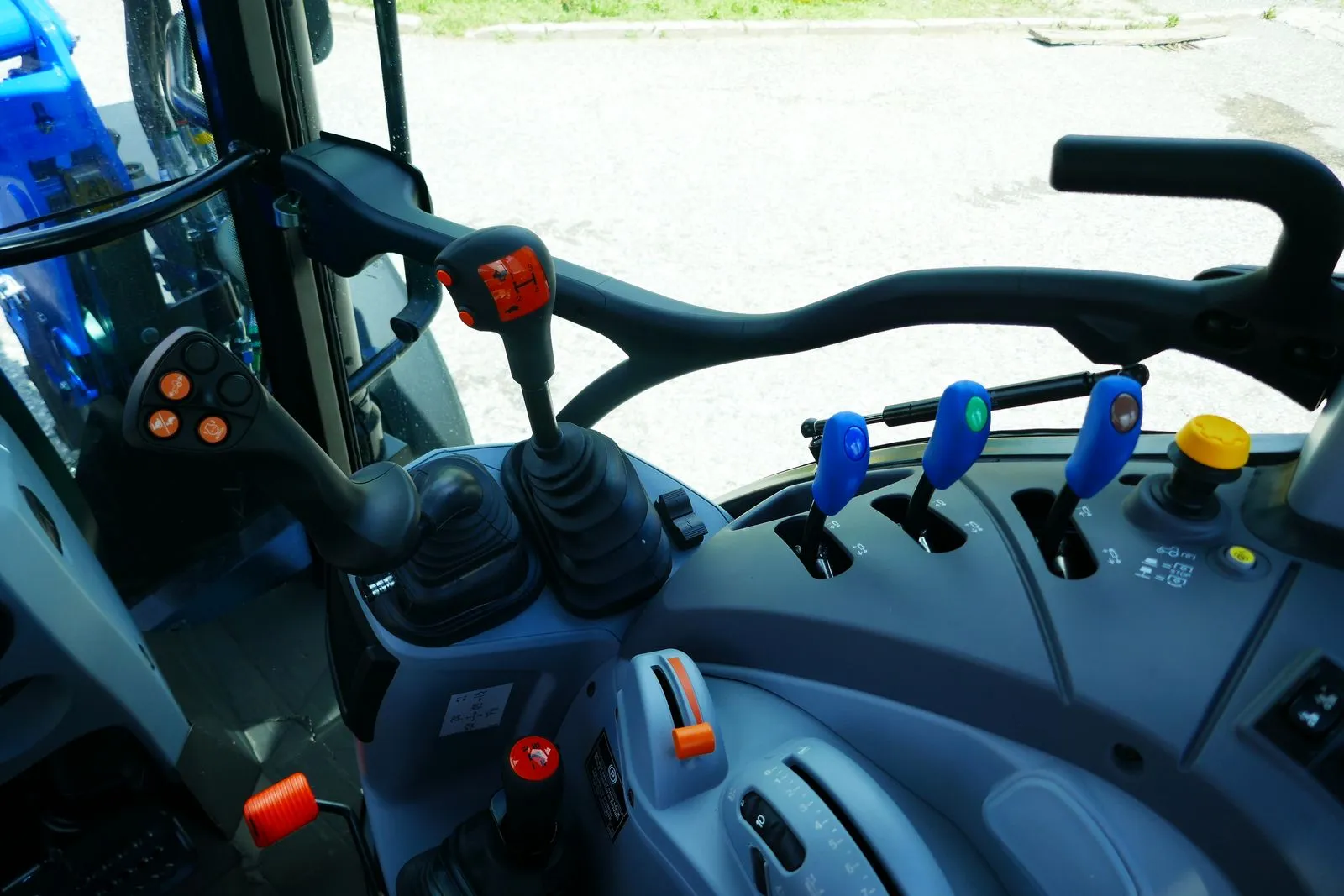 New Holland T5.100 Utility Dual Command – Bild 2